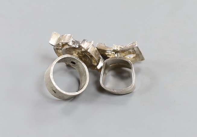 A suite of Norwegian 925s jewellery by Juhls Kautokeino, comprising a pendant brooch, 92mm, pair of drop earrings and a dress ring and one other dress ring by Juhls.